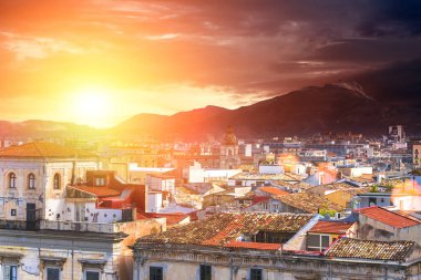 Palermo, İtalya'nın çatıları üzerinden pitoresk günbatımı