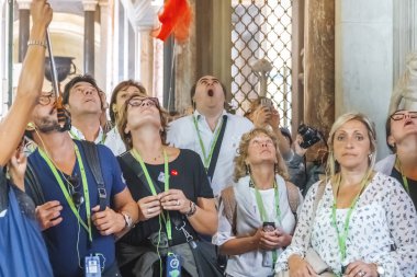 Vatikan, Roma, İtalya, 21 Ekim 2017: Tarih Müzesi'nde bir gezi turist Grup