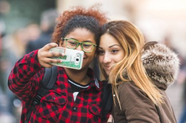 Palermo, İtalya, 31 Ekim 2017: İki genç kız telefonda fotoğraflandı