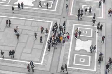 Milan, İtalya, 10 Kasım 2017: Bir kalabalık insan kasaba meydanında üstten görünüm