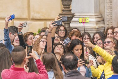 Palermo, İtalya, 31 Ekim 2017: Kalabalık bir insan selfie üstünde onların telefon