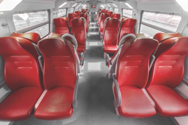 Bir yolcu treni boş kırmızı sandalye ile iç