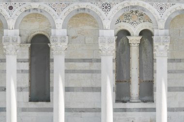 Sütun ve bas-reliefs eski bir binanın dış cephe