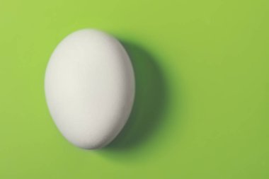 Yeşil bir arka plan üzerinde beyaz tavuk yumurta