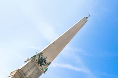 Vatikan şehri, Roma, İtalya, 21 Ekim 2017: stella bir çarpı mavi gökyüzüne karşı taş