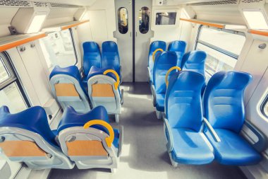 Hızlı banliyö tren boş mavi sandalye ile salon