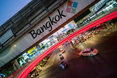 arabalar gece köprünün altından karayolu üzerinde