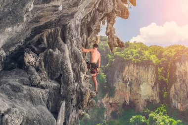 Dağlara karşı duvarda erkek kaya tırmanıcı