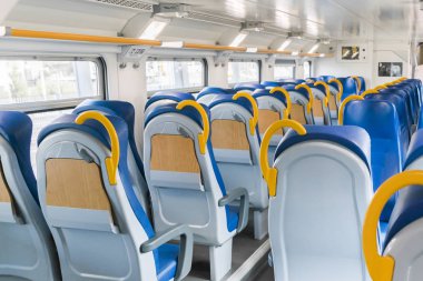 Bir yolcu treni boş mavi sandalye ile iç