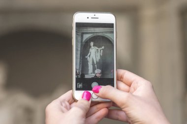 Vatikan şehri, Roma, İtalya, 21 Ekim 2017: Bir kadın bir Heykel Müzesi telefon çekim