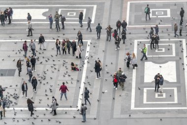Milan, İtalya, 10 Kasım 2017: Bir kalabalık turist ve güvercinler şehir meydanında üstten görünüm