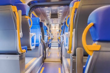 Bir yolcu treni boş mavi sandalye ile iç