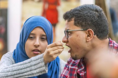 Firenze, İtalya, 12 Ekim 2017: Müslüman kız beslemeleri dondurmacı