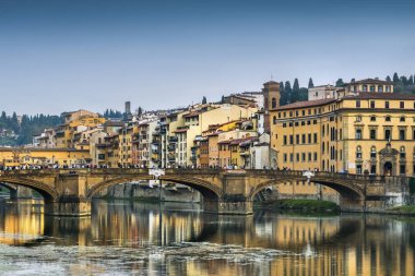 Turistlere köprünün diğer tarafında nehre Arno, Florence, İtalya