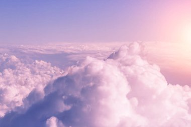 Yoğun kabarık pembe bulutlar, arka plan üstten görünüm