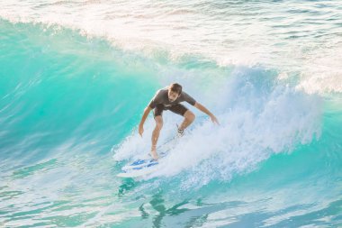 Bogliasco, İtalya, 6 Ekim 2017: sörfçü bir dalga sürme