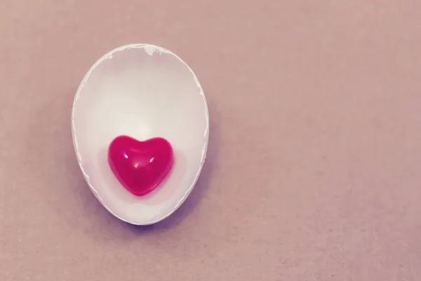 Μικρή Κόκκινη Καρδιά Μισό Αυγό Λευκό Κέλυφος Ροζ Φόντο — Φωτογραφία Αρχείου