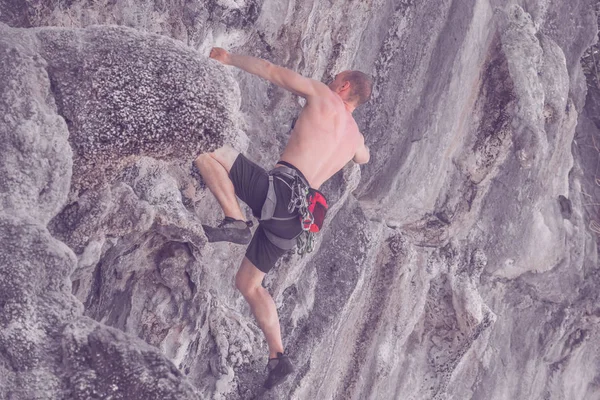 Climber Climbs Cliff Toned — Stock Photo, Image