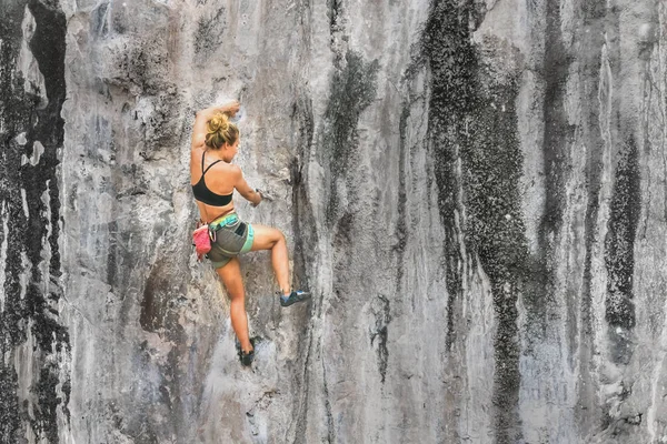 若い女性は保険なしで崖を登る スペースをコピー — ストック写真