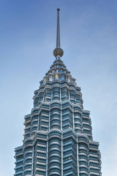 青空の尖塔と近代的な高層ビルのタワー — ストック写真