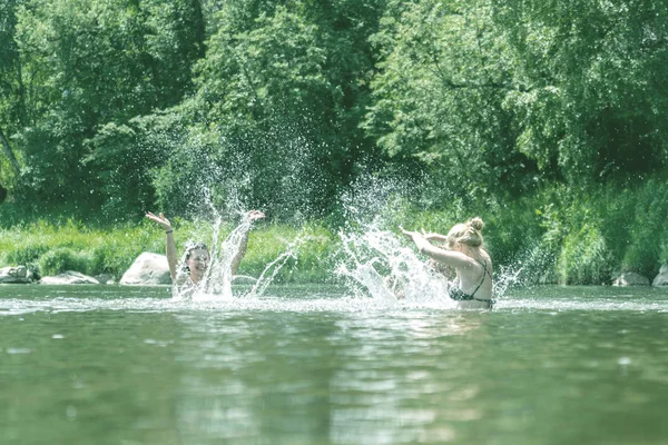 Femmes Nageant Éclaboussant Dans Eau — Photo