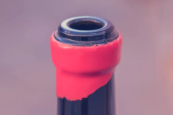 Pescoço Uma Garrafa Vinho Aberta Com Uma Parte Rótulo Vermelho — Fotografia de Stock