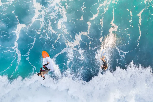 Dois Surfistas Numa Onda Oceano Vista Cima — Fotografia de Stock