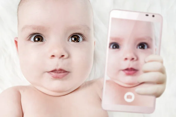 Αστείο Μωρό Κορίτσι Κάνει Selfie Στο Κινητό Τηλέφωνο — Φωτογραφία Αρχείου