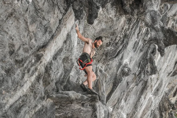 Jovem Alpinista Barbudo Uma Borda Penhasco — Fotografia de Stock