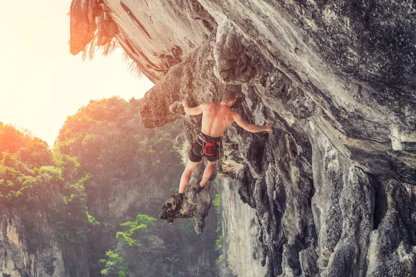 晴れた日には安全装置のない崖にぶら下がっている若い男性登山家 — ストック写真