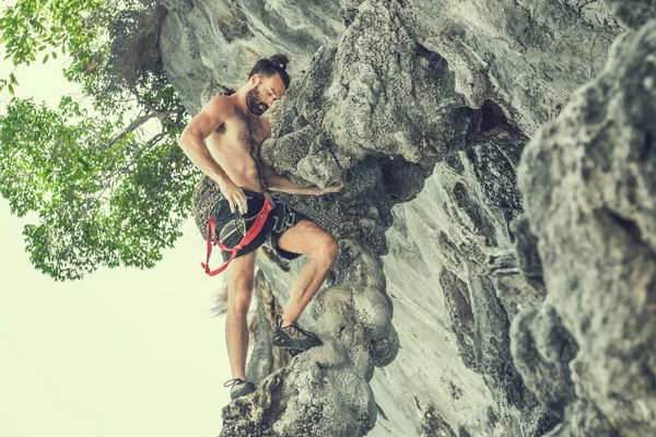Extreme Climber Escalando Uma Parede Pedra Tonificado — Fotografia de Stock