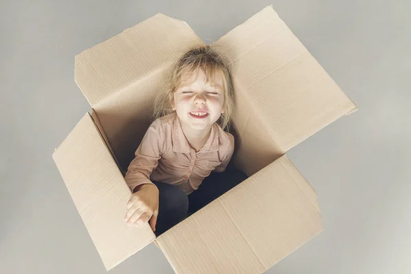Menina Loira Feliz Dentro Uma Caixa Papelão — Fotografia de Stock