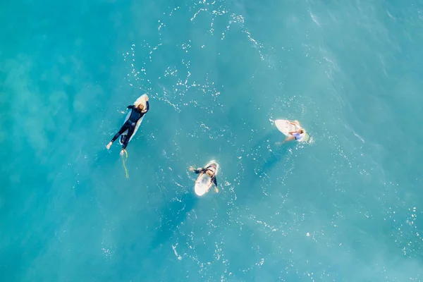 Três Surfistas Oceano Calmo Vista Superior — Fotografia de Stock