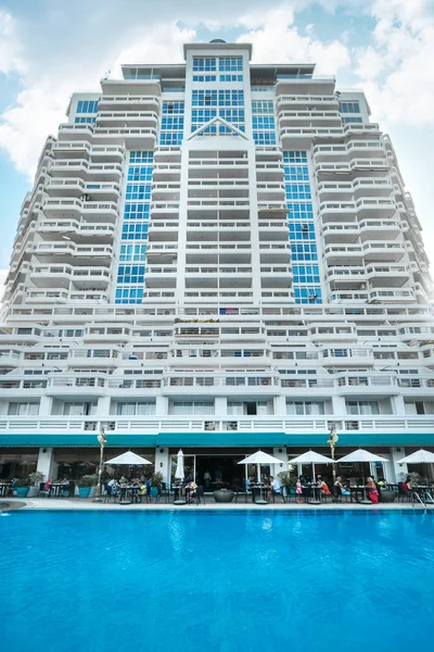 Edifício Moderno Vários Andares Com Piscina — Fotografia de Stock