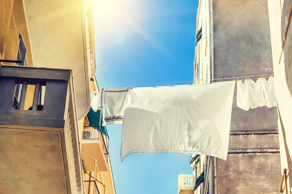 Πλυντήριο Ξήρανσης Ένα Σχοινί Ανάμεσα Στα Σπίτια Μια Ηλιόλουστη Ημέρα — Φωτογραφία Αρχείου