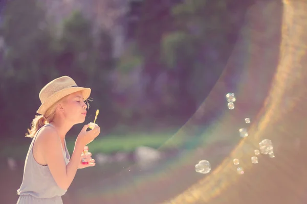 Ragazza Adolescente Soffiando Bolle Sapone All Aperto — Foto Stock