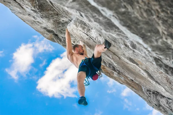 Young Male Mountaineer Climbing Rock Wall Safety Rope — Stock Photo, Image