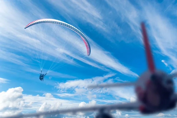 Paraglider Och Flygplan Himlen — Stockfoto