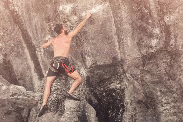 Young Bearded Man Climbs Cliff Safety Rope Toned — Stock Photo, Image