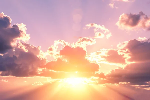Ljusa Solen Bakom Molnen Himlen Vid Solnedgång Bakgrund — Stockfoto