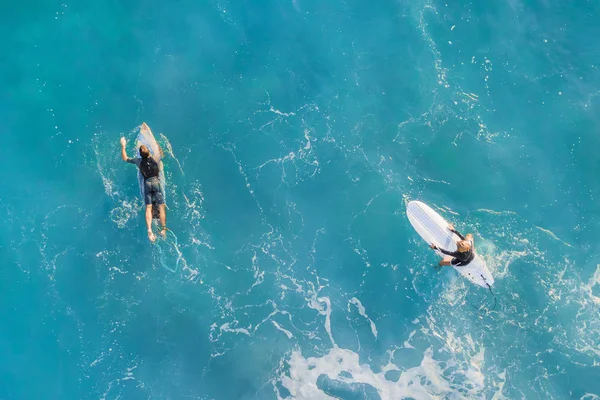 Dois Surfistas Oceano Vista Superior — Fotografia de Stock