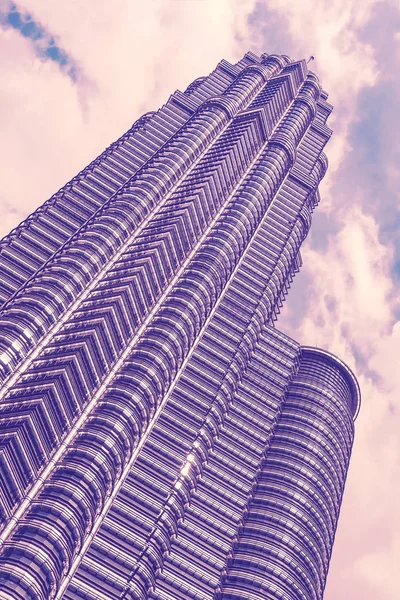 空の背景に現代的な摩天楼の底面 トーン — ストック写真