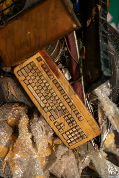 Viejo Teclado Abandonado Montón Basura —  Fotos de Stock