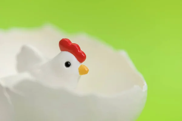 Маленькая Игрушечная Курица Скорлупе Зеленом Фоне — стоковое фото