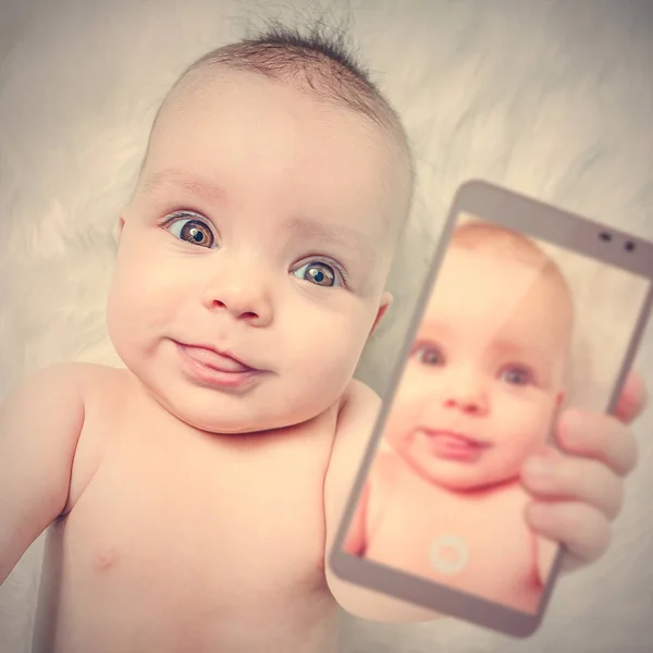 Ένα Χαριτωμένο Μωρό Δείχνει Τις Φωτογραφίες Selfie Του Ένα Smartphone — Φωτογραφία Αρχείου