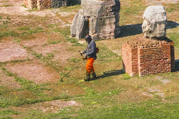 Een Man Een Beschermende Uniform Snijdt Het Gras Bovenaanzicht — Stockfoto