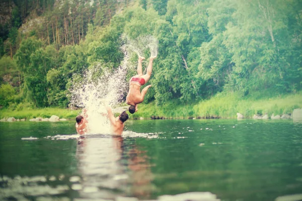 Hombres Saltando Agua Con Salpicaduras —  Fotos de Stock