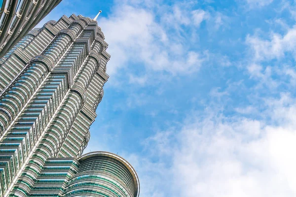 空の背景に現代的な摩天楼の底面図 — ストック写真