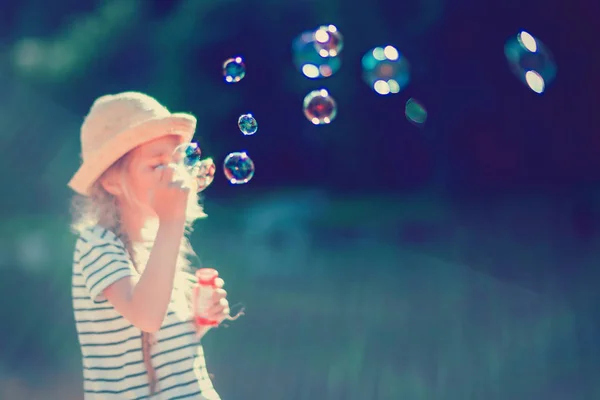 Маленькая Девочка Выдувает Мыльные Пузыри Улице — стоковое фото