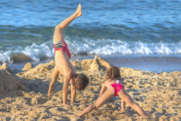 Cefalu Italien November 2017 Kleiner Junge Und Mädchen Spielen Strand — Stockfoto